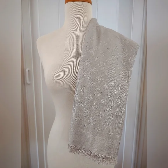 Louis Vuitton Monogram Chale Shawl - Picture 4 of 9